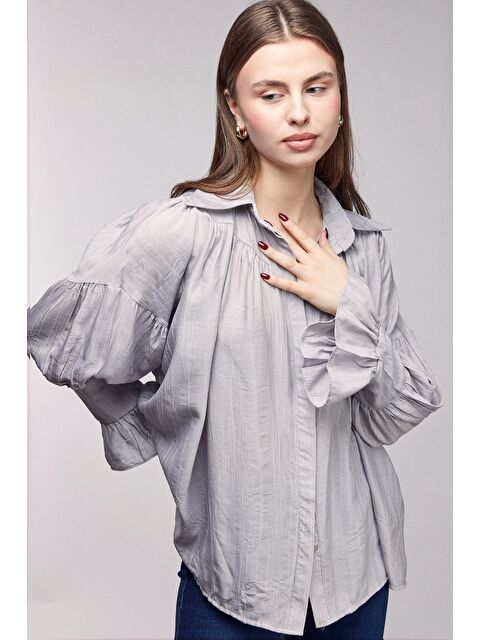 Saade Gri Kadın Oversize Büzgülü Düşük Omuz Dokulu Gömlek - Manşet Detaylı - S000497500-20600