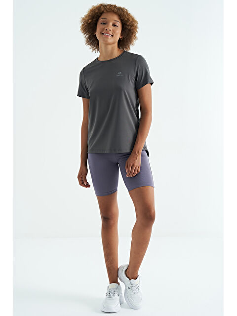 Tommylife Koyu Gri Sırt Yırtmaç Detaylı O Yaka Kısa Kollu Standart Kalıp Kadın Tişört - 97267 - S000145743-29351