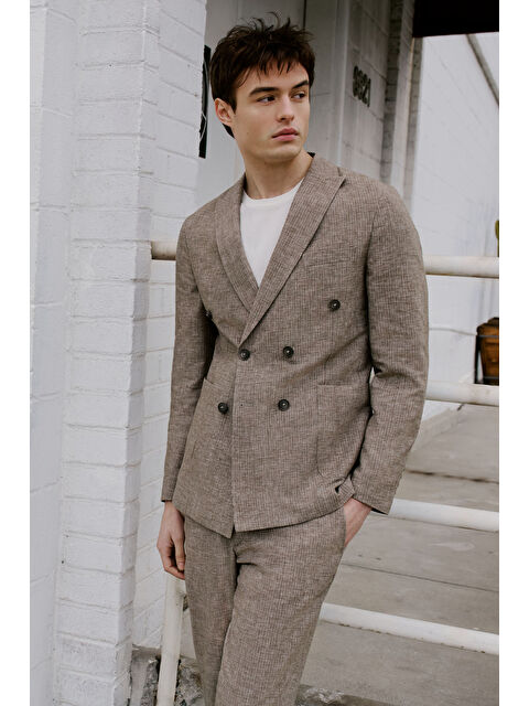 Altınyıldız Classics Erkek Kahverengi Keten Slim Fit Dar Kesim Kırlangıç Yaka Çizgili Torba Cepli Kruvaze Takım Elbise