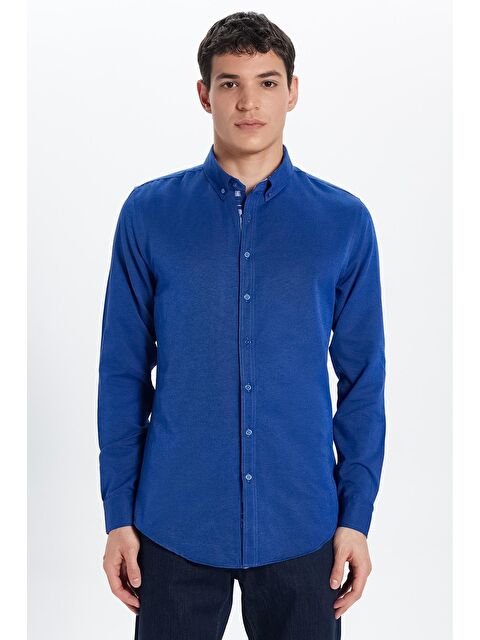 TUDORS Erkek Slim Fit Dar Kesim Uzun Kollu Pamuklu Oxford Doku Sax Mavi Düğmeli Yaka Gömlek