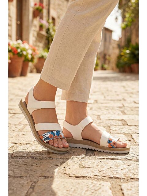 Gezer Kadın Yazlık Bilekten Ayarlanabilir Suni Deri Rahat Taban Sandalet