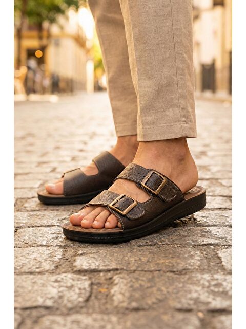 Gezer Yazlık Erkek Suni Deri İki Toka Ayarlanabilir Rahat Taban Günlük Terlik