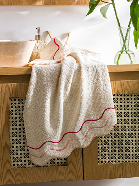 LCW HOME Çizgi Nakışlı Pamuklu Banyo Havlusu 70x140 cm - S5BC73Z8-EEW