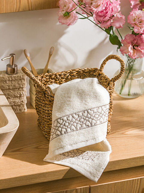 LCW HOME فوطة وجه قطنية مطرزة 50×80 سم - S5BC94Z8-EEW