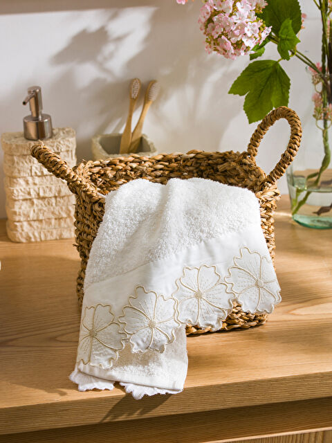 LCW HOME Çiçek Nakışlı Pamuklu Yüz Havlusu 50x80 cm