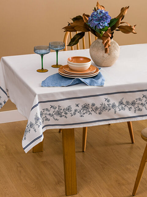 LCW HOME Çiçek Baskılı Masa Örtüsü 150x200 cm - S5IA80Z8-F9C