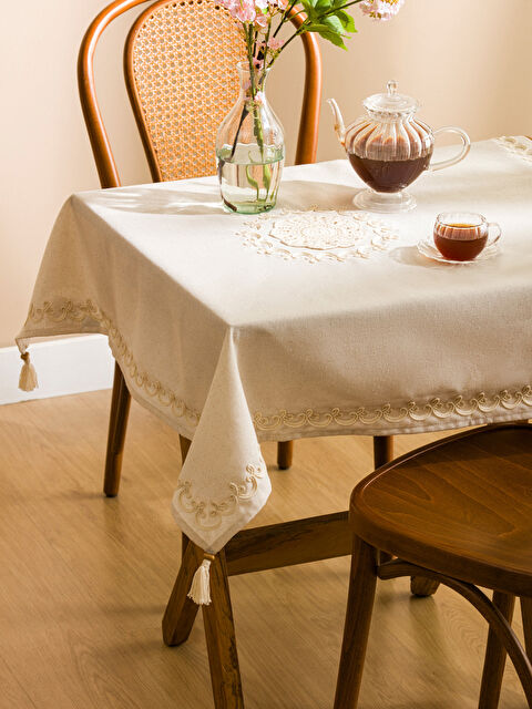 LCW HOME Nakışlı Püsküllü Masa Örtüsü 90x90 cm