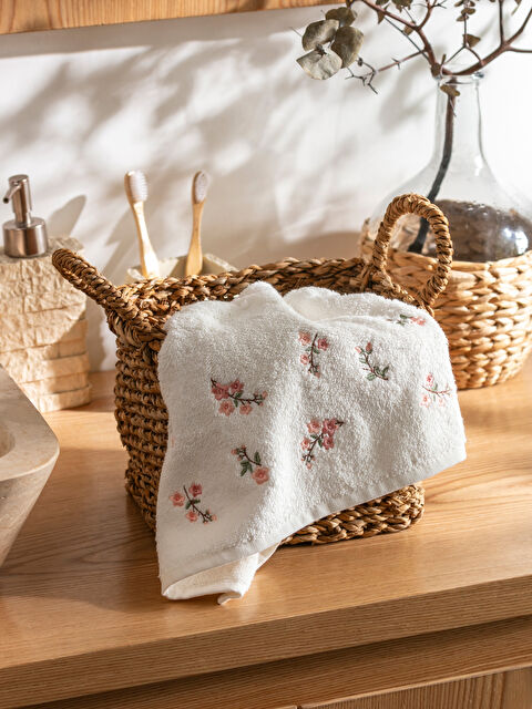 LCW HOME Çiçek Nakışlı Pamuklu Yüz Havlusu 50x80 cm - S5KI01Z8-EEW
