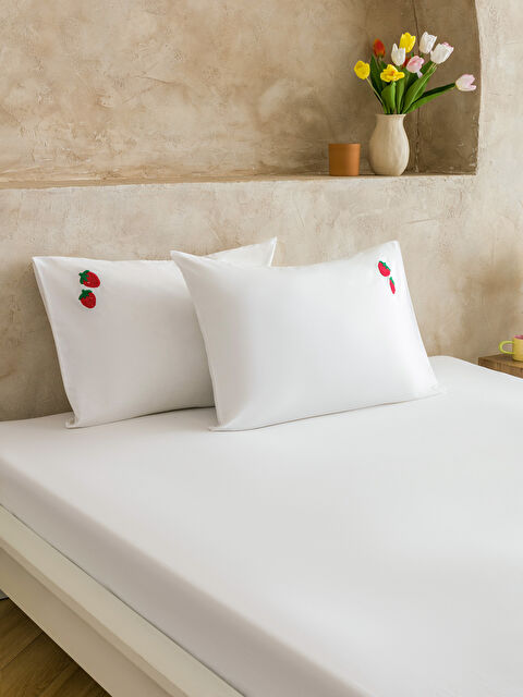 LCW HOME Комплект от 2 калъфки за възглавници от памук с бродирани ягоди, 50x70 см - S6DO01Z8-F9C