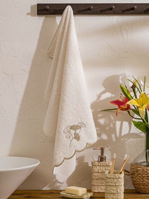 LCW HOME Çiçek Nakışlı Pamuklu Yüz Havlusu 50x80 cm - S6HP96Z8-EEW