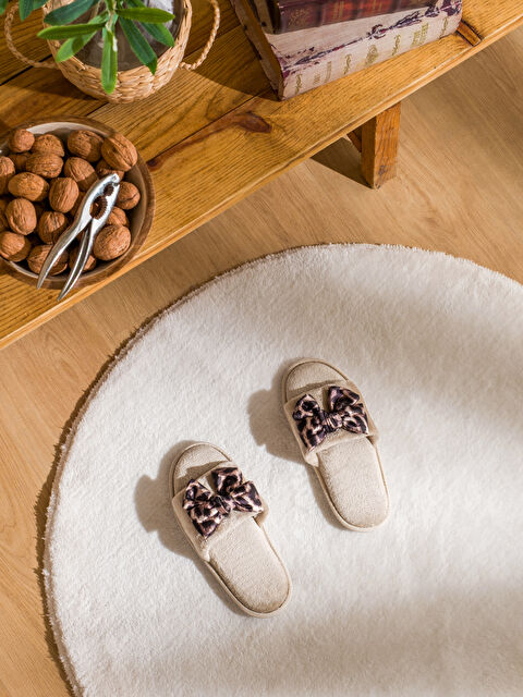 LCW STEPS Fiyonk Figürlü Kadın Pelüş Ev Terliği - S6IJ02Z8-JKW