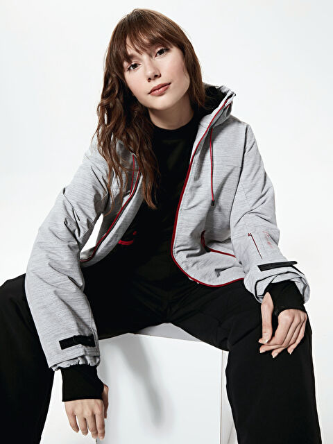 LCW OUTDOOR ქალებისთვის სათხილამურო ქურთუკი კაპიუშონიანი სწორი გრძელმკლავიანი - 0WEY81Z8-LAK