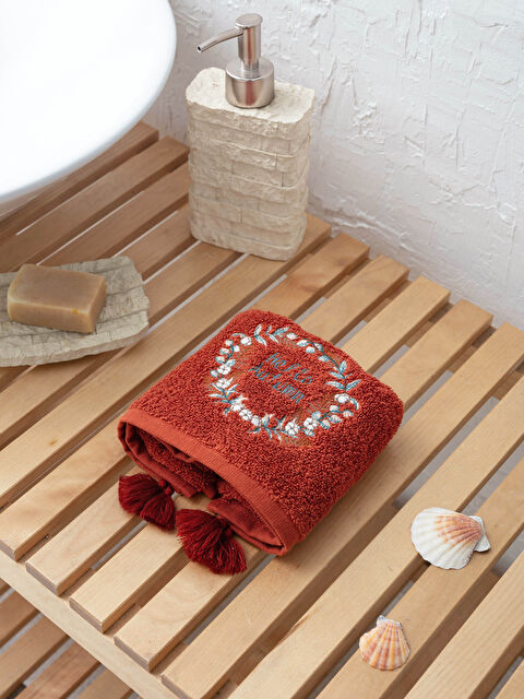 LCW HOME Кърпа за гости с бродирани детайли и помпони 30x50 см - W1CM43Z8-J0Z