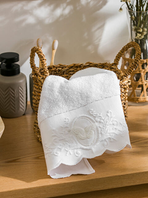 LCW HOME H12 Dantel Detaylı Nakışlı Yüz Havlusu 50x80 cm - W4HE93Z8-J5E