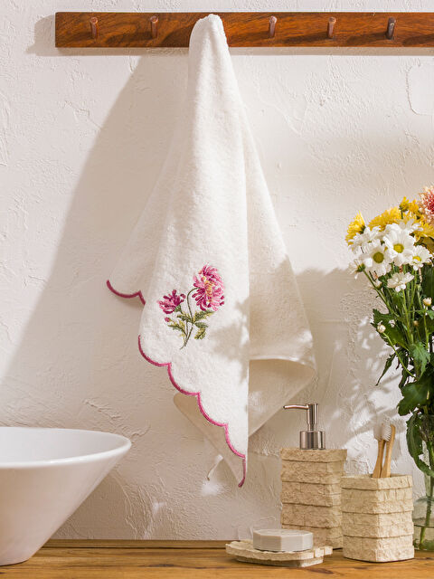 LCW HOME Pamuklu Çiçek Nakışlı Yüz Havlusu 50x80 cm - W5HL25Z8-EEW