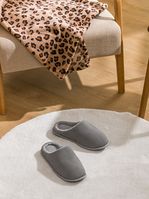 LC WAIKIKI პლუში მამაკაცებისთვის სახლის ჩუსტები - W5IF17Z8-DBQ