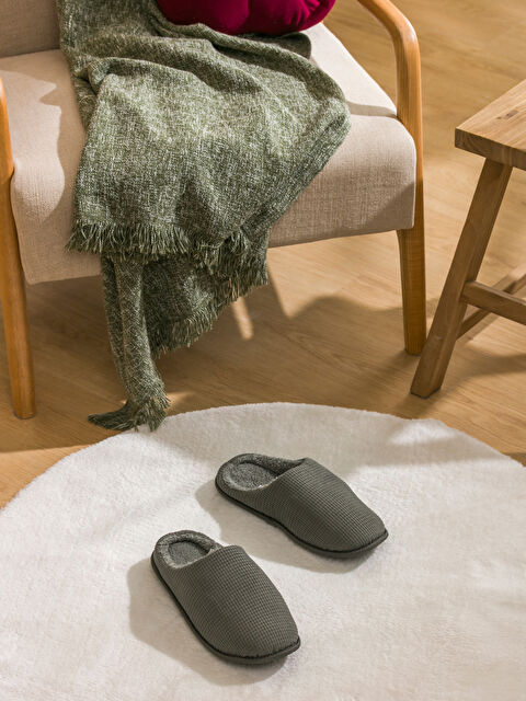 LC WAIKIKI პლუში მამაკაცებისთვის სახლის ჩუსტები - W5IF17Z8-GXF