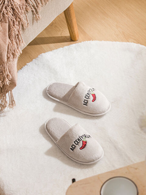 LCW STEPS Slogan Nakışlı Pelüş Kadın Ev Terliği - W5O730Z8-CR8