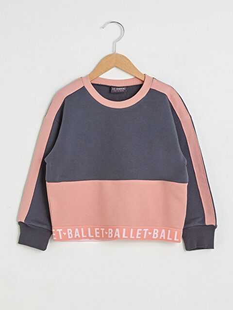 LCW Kids سويت شيرت ديال البنات كول مدور كم طويل مطبوع عليه بالي و حروف - S1BA35Z4-GD6