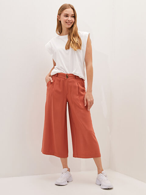 LCW Vision Elastic Waist Pocket Detailed Gabardine Fabric Women Capri - S1DL59Z8-RLQ