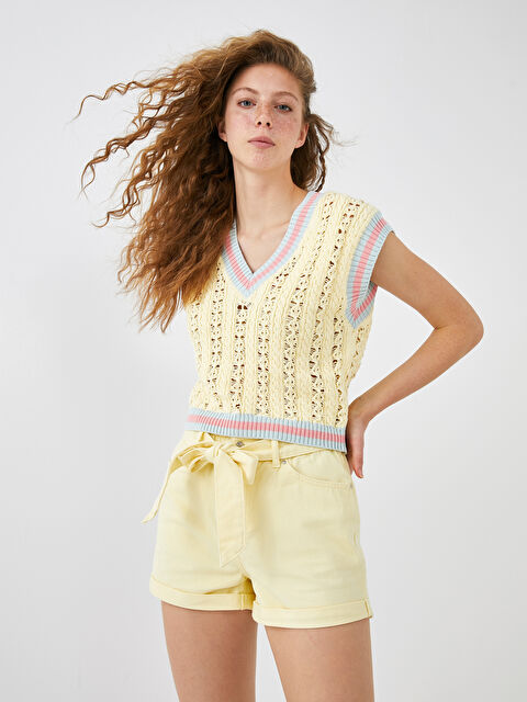 XSIDE شورت جينز موم فيت للسيدات بتفاصيل جيوب وحزام خصر - S1DV57Z8-M5H