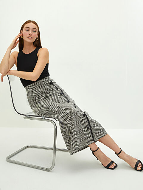 LCWAIKIKI Basic მრგვალი საყელო სწორი უმკლავო ღილებიანი ქალის ბოდე - W1IR76Z8-CVL