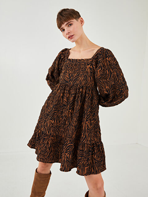 LCW Vision فستان نسائي من قماش كريب بياقة مربعة ونمط منقوش بأكمام طويلة وقصة على شكل حرف A - W1J919Z8-LQY