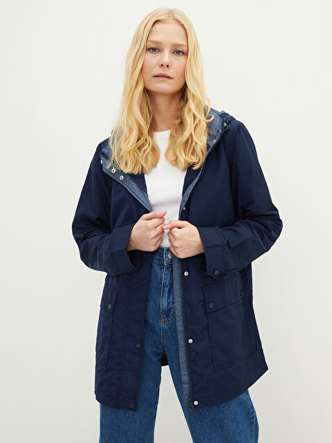 LCW Grace معطف مطر للسيدات بكابوش مستقيم بتفاصيل جيوب وكم طويل - S22069Z8-R4K