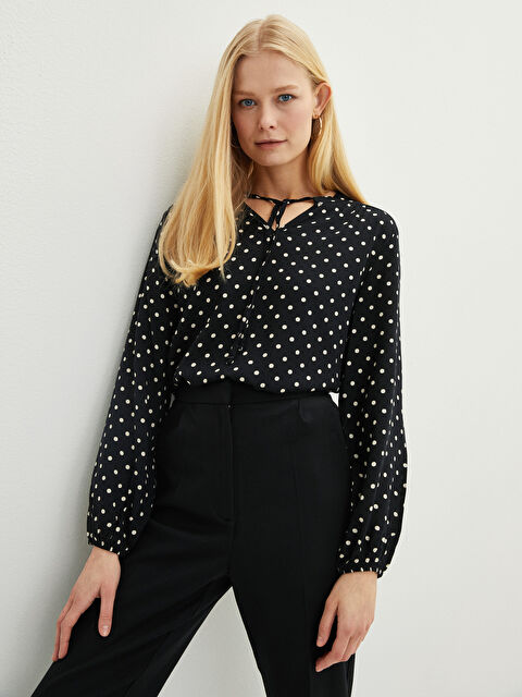 LCWAIKIKI Classic بلوزة للسيدات بأكمام طويلة وياقة مربوطة ونقشة منقوشة من قماش الفيسكوز - S22374Z8-LQJ