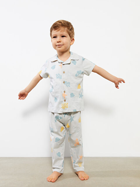 LCW baby поло жағалы қысқа жеңді принтті мақтадан жасалған ұл балаға арналған пижама жинағы - S29482Z1-LRV