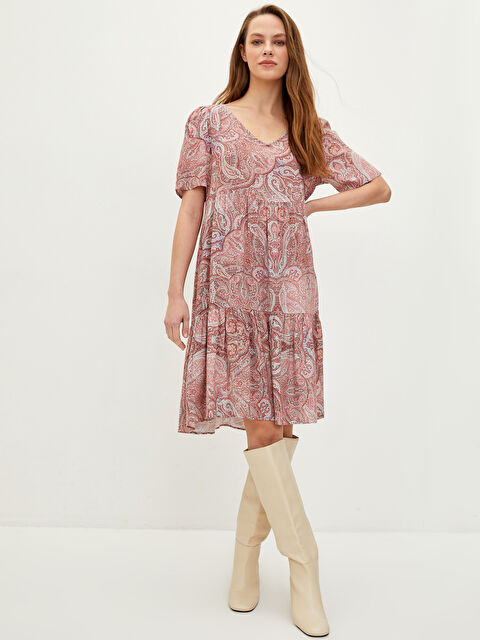 LCWAIKIKI Classic V Yaka Desenli Kısa Kollu Viskon Kadın Elbise