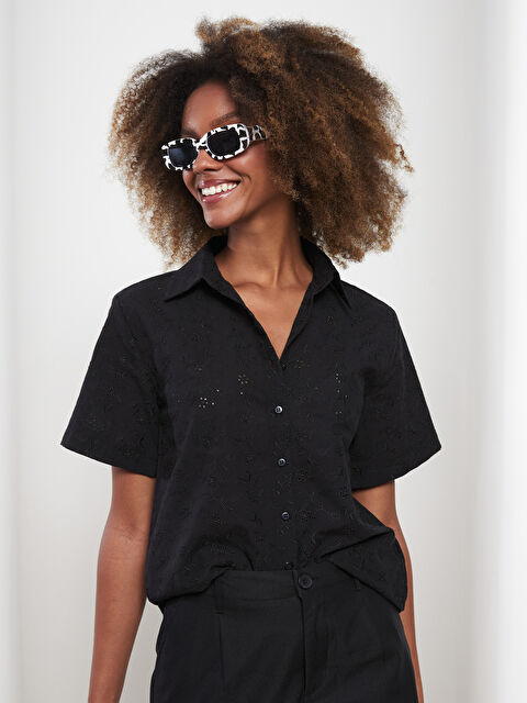 LCW Vision Chemise pour Femmes en Popeline à Manches Courtes avec Fermeture à Boutons sur le Devant Brodée - S2FU61Z8-RQL