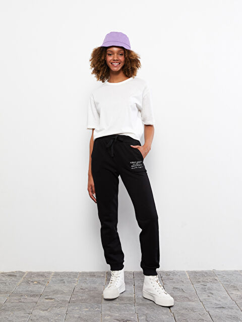 LCW Vision بنطال رياضي بخصر مطاطي مطبوع بحروف مع تفاصيل جيب للسيدات - S2GF84Z8-RQN