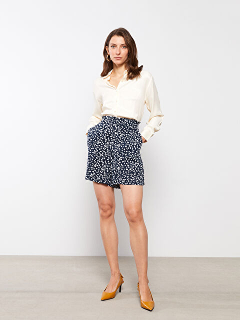 LCWAIKIKI Classic Elastic Waist Comfortable Pattern Patterned Pocket Detailed Viscose Women's Shorts - S2HD27Z8-LSJ