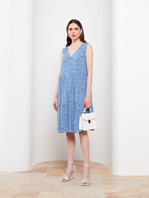 LCWAIKIKI Classic V Yaka Desenli Kolsuz Viskon Elbise