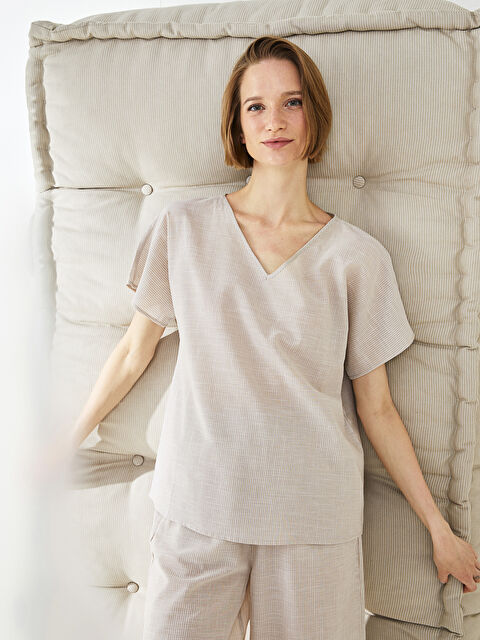 LCW DREAM V Yaka Çizgili Kısa Kollu Pamuklu Kadın Pijama Üst - S2JS67Z8-LE8