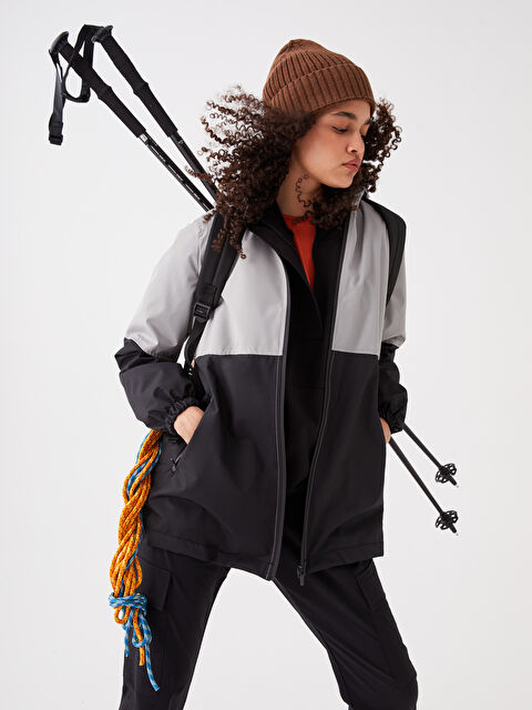 LCW OUTDOOR معطف واق من المطر للسيدات بلوك الألوان بكابوش - S2JY34Z8-FLG