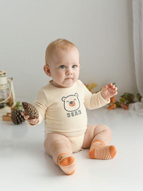 LCW baby Bisiklet Yaka Uzun Kollu Nakış Detaylı Kadife Erkek Bebek Çıtçıtlı Body 2'li - W24102Z1-RPG