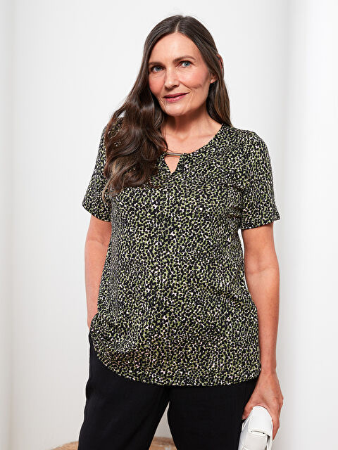 LCW Grace Bisiklet Yaka Desenli Kısa Kollu Kadın Tişört - W25630Z8-F9C