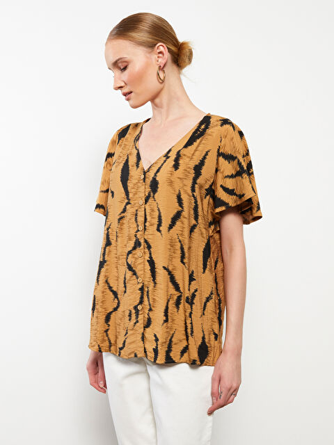 LCWAIKIKI Classic V Yaka Desenli Kısa Kollu Kadın Bluz - W2CQ81Z8-LQY