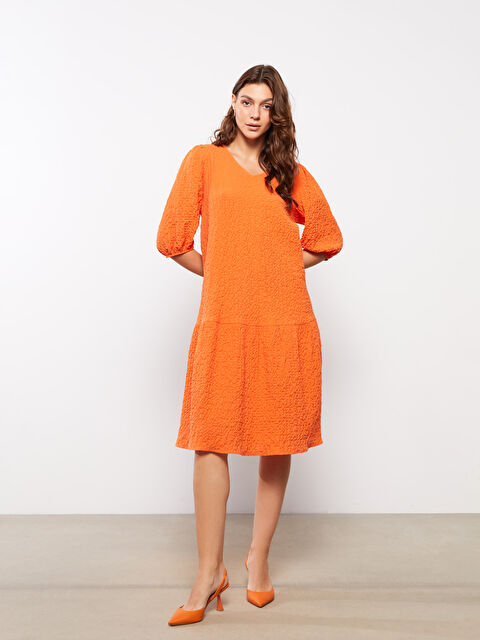 LCWAIKIKI Classic V Yaka Düz Kısa Kollu Elbise - W2DO24Z8-GTQ