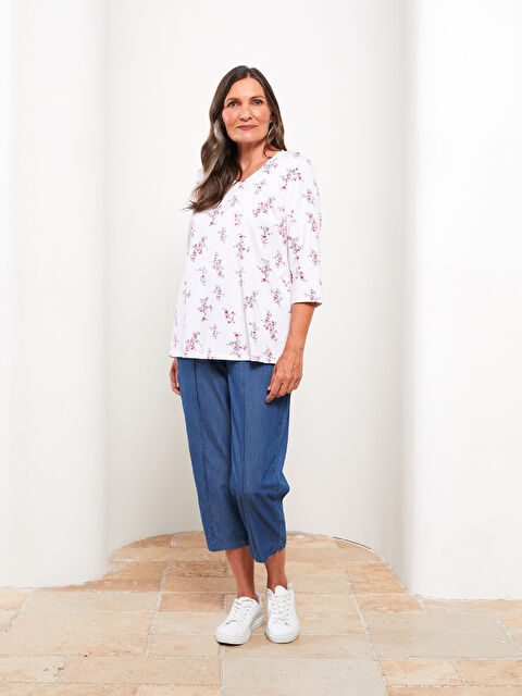 LCW Grace V Yaka Çiçekli Pamuklu Kadın Tişört - W2ET79Z8-LRA