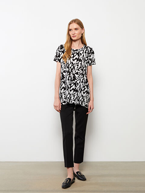 LCWAIKIKI Basic Bisiklet Yaka Desenli Kısa Kollu Pamuklu Kadın Tişört - W2HD34Z8-LQJ