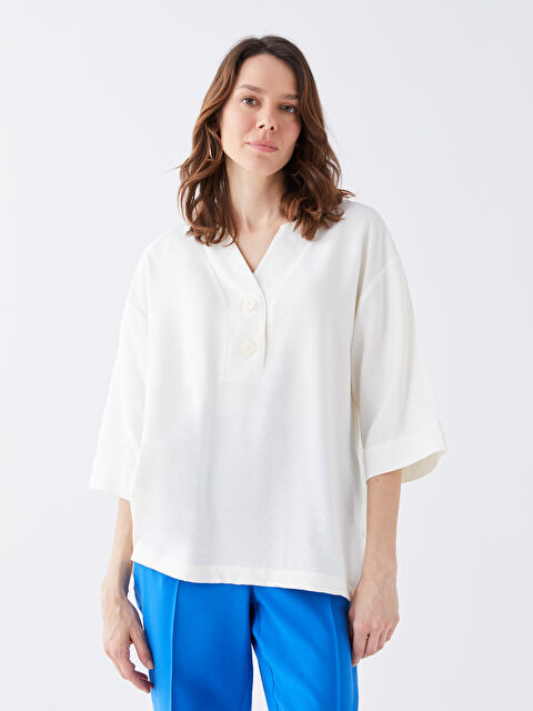 LCWAIKIKI Classic بلوزة سادة أوفراسايز بياقة بشق للسيدات - S3AB02Z8-FEW