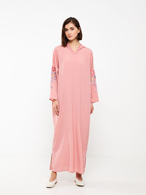 LCWAIKIKI Classic فستان نسائي واسع الحجم كم طويل مطرز مزود بغطاء رأس - S3CQ91Z8-QPS