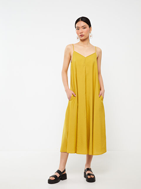 LCWAIKIKI Classic فستان نسائي بياقة على شكل قلب بحمّالات استمارة - S3GA26Z8-FLA