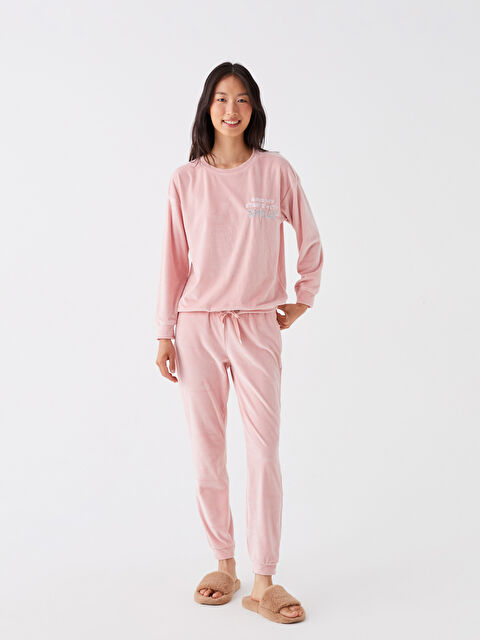 LCW Young طقم بيجامة كم طويل مطرز ياقة دائرية قطيفة للسيدات - W30420Z8-G3K