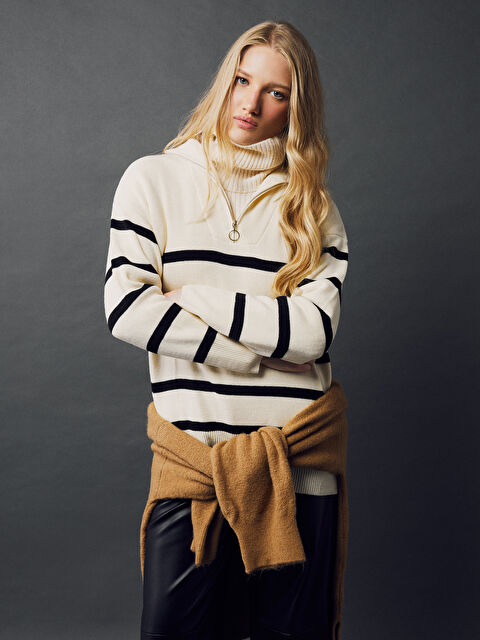 LCWAIKIKI Basic Dik Yaka Çizgili Oversize Kadın Triko Kazak - W3CS03Z8-V9H