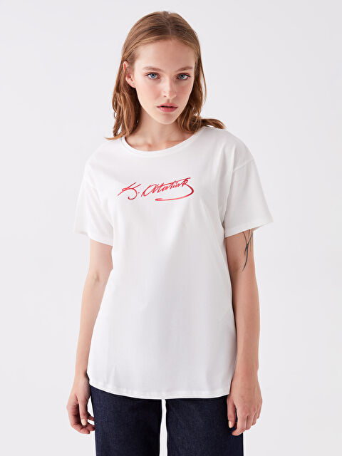 LCWAIKIKI Basic Bisiklet Yaka Atatürk İmza Baskılı Kısa Kollu Kadın Tişört - W3DH69Z8-R9J