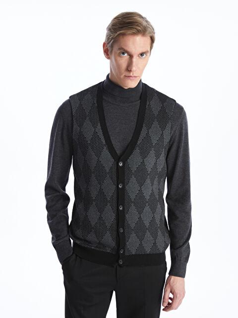 LCWAIKIKI Classic Standart Kalıp V Yaka Erkek Triko Süveter - W3HC91Z8-CVL